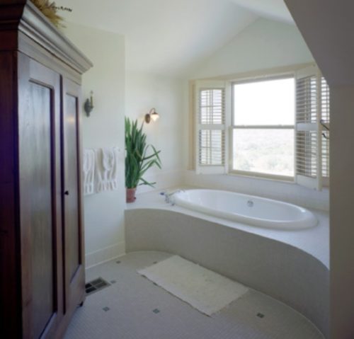 the bath at Sage Hill Inn & Spa