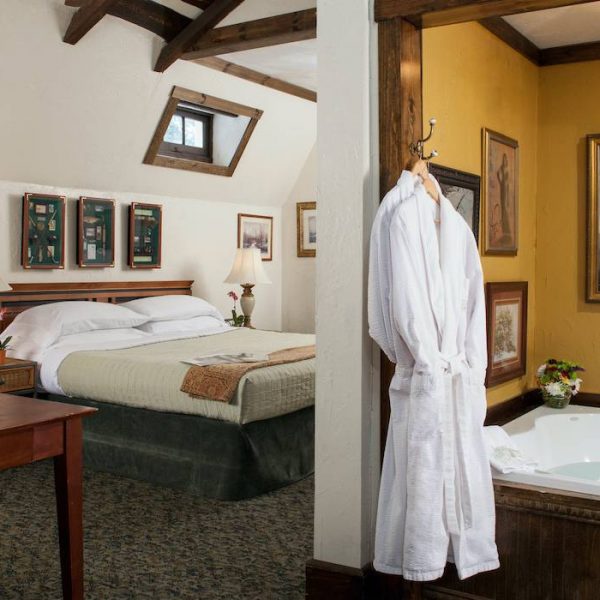 Guestrooms-Carriage-House-Dogwood_6