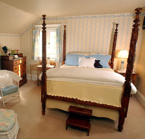 White Lace Inn bedroom